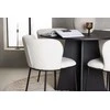 Venture Design Valgomojo komplektas Bootcut apvalus valgomojo stalas ir Edina valgomojo kėdės 110 cm juodos ir baltos spalvos MDF ir boucle audinys