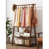 Bambuko laisvai stoviantis trapezinis drabužių stovas su 2 lygio lentynomis 86 cm