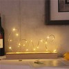 "LOVE" stovima dekoracija su LED apšvietimu