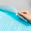 Aplankas - vokas DELI 10472 A4 su spaustuku, plastikinis, šviesiai mėlynos spalvos
