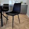 Dexter Velvet juoda minkšta kėdė