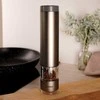 Elektrinė, automatinė, aliuminio malūnėlis pipirams, druskai ir prieskoniams malti, 22,5 cm
