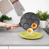 Granito kiaušinių keptuvė su 7 skylutėmis Juodas&amp;WOOD 26 cm