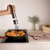 Malūnėlis pipirams, druskai ir prieskoniams malti, elektrinis, automatinis, plieno, 21,5 cm
