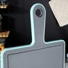 Pilkos spalvos plastikinė pjaustymo lenta su rankena 36,5x19 cm