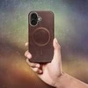 Oem GENTLEMAN MAG COVER dėklas suderinamas su MagSafe skirtas Apple iPhone 16 Pro rudos spalvos