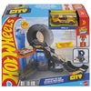Hot Wheels City dirbtuvės ištiesiama padanga – automobilio trasa + transporto priemonė