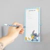 Disney Stitch Tropical – magnetinis bloknotas / pirkinių sąrašas šaldytuvui + pieštukas (10 x 21 cm)