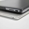 „Incase Edge Hardshell Case“ – dėklas, skirtas „MacBook Air 13 M3“ (2024) / M2 (2022) (skaidrus)