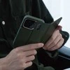 „Moshi Overture MagSafe“ – odinis atverčiamas dėklas „iPhone 17 Pro Max“ (samanų žalias)