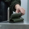 „Moshi Overture MagSafe“ – odinis atverčiamas dėklas „iPhone 17 Pro Max“ (samanų žalias)