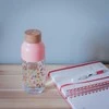 Gertuvė „Quokka Ice“ – „Ecozen“ vandens buteliukas, 570 ml (rožinių gėlių)
