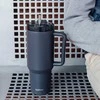 Quokka Stream - nerūdijančio plieno termo puodelis 1200 ml su šiaudeliais (grafitas)