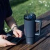 Quokka Stream – nerūdijančio plieno termo puodelis 950 ml su šiaudeliais (grafitas)