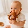 Silikoninis rankinis meškiukas New Baby karamelės rudas