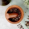 Medinė prieskonių trintuvė su grūstuvu - mango medis