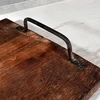 Pjaustymo lentelė iš mango medienos su metalinėmis rankenomis, ruda, 40,5 × 21,5 × 5,5 cm