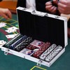 HOMCOM pokerio lagamino rinkinys, 300 žetonų, 2 kortų kaladės, 5 kauliukai, aliuminio lagaminas, 38x20,5x6,5cm
