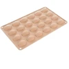 Silikoninė kepimo forma su 24 kriauklelių formos ertmėmis, smėlio spalvos, 27,5 × 17 × 1 cm