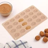 Silikoninė kepimo forma su 24 kriauklelių formos ertmėmis, smėlio spalvos, 27,5 × 17 × 1 cm