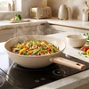Wok keptuvė su keramine danga, smėlio spalvos, Ø 30 cm