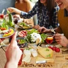 Relaxdays Bambukinė sūrio lentelė su 4 dalių įrankių rinkiniu