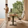 Elektrinis reguliuojamo aukščio stalas Desktronic HomePro Juodas/Riešutmedis, 180x80cm, Dvigubas motoras, USB ir USB-C įkrovimo lizdai