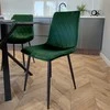 Žalia aksominė valgomojo kėdė su metalinėmis kojomis, tamsiai žalia minkšta kėdė, virtuvės kėdė