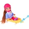 Anlily yra 30 cm lėlė ir 12 cm lėlė ant rogių žiemos sporto