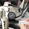 QWORK dviračio amortizatorių aukšto slėgio pompa su manometru 300 PSI WD43496