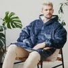 Megztinis pledas vyrams NOXNOX® Hoodie Blanket – šiltas džemperis antklodė su „Sherpa“ pamušalu, vienas dydis visiems