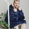 Megztinis pledas vyrams NOXNOX® Hoodie Blanket – šiltas džemperis antklodė su „Sherpa“ pamušalu, vienas dydis visiems