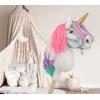 Hobby Horse vienaragis ant lazdos su spalvota karčiene ir auksiniu ragu A4