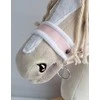 Super Hobby Horse Hobio žirgo kantaras su baltais pūkais ir pavadžiu (balta/rožinė)