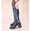 Ilgaauliai batai su elastinga įsiuva Akia – elegancijai ir patogumui vėsiomis dienomis.
