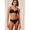 Juodos nėriniuotos string kelnaitės Triumph