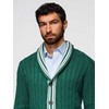 Megztinis su šaliu apykakle preppy stiliaus žalias – šilumai ir išskirtinumui rudens dienoms.