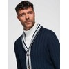 Megztinis su šaliu apykakle preppy stiliaus – jaukumui ir elegancijai kasdien.