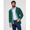 Megztinis su šaliu apykakle preppy stiliaus žalias – šilumai ir išskirtinumui rudens dienoms.