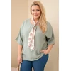 Moteriška Plus Size viskozinė palaidinė su dekoratyvine skarele, chaki spalvos