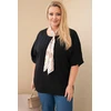 Moteriška Plus Size viskozinė palaidinė su dekoratyvine skarele, juoda