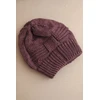 Moteriška žieminė kepurė beanie su dekoratyviniu pynimu, tamsiai violetinė