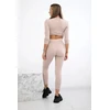 Moteriškas komplektas su rumbuotu crop top ir tamprėmis, šviesiai smėlio spalvos