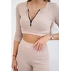 Moteriškas komplektas su rumbuotu crop top ir tamprėmis, šviesiai smėlio spalvos