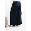 Moteriškos Plus Size kelnės plačiomis klešnėmis ir klostėmis, tamsiai mėlynos spalvos