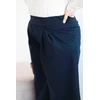 Moteriškos Plus Size kelnės plačiomis klešnėmis ir klostėmis, tamsiai mėlynos spalvos