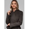 Paltas minimalistinis su nusegama liemene smėlio – elegantiškas pasirinkimas