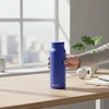 Gertuvė „Quokka Echo“ – 690 ml nerūdijančio plieno butelis su silikonine rankena (sutemus Mėlyna)
