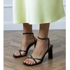Sandalai moterims juodi su dirželiais ir užsegimu ties čiurna