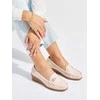 Smėlio spalvos moteriškos mokasinai su sagute